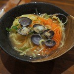 安来や - ラーメンの中には沢山のしじみが入っていましたよ。 このシジミが肉厚で美味しいんです。 そうそう、酒飲みさんは、このしじみを沢山食べた方がいいんですよ。 肝機能の回復の妙薬ですから。 飲んだ翌朝は、しじ