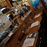 安来や - 店内の雰囲気です。 入口から入って左手のカウンター席です。 カウンターの中が調理場となっているようですね。