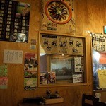 安来や - 入口方面を撮っています。 店内も木をふんだんに使った感じになっているんですね。