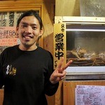 安来や - 【本人許諾済】後ろの美味しそうな蟹ちゃんと一緒に撮りましょうって言ったら．．．． ちゃんと、蟹ちゃんポーズを取ってくれましたよ。 この店長さん、よく気がついて、サービスがバッチリな人なんですよ。 お店
