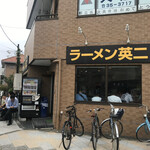 ラーメン英二 - 開店直後に突撃。既にこの列が。