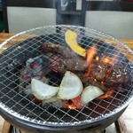 炭火焼肉 牛舞 - 焼き肉が焼き上がってます(2020.01.27)