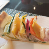 restaurant hache - 野菜のキッシュ　スタッフさんが各テーブルを回って希望者のみにサーヴ。ふたくちで食べれちゃう位のミニサイズ