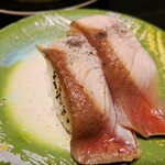 回し寿司 活 美登利 - ハマチ炙り塩