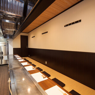 The store has a calm atmosphere. A sunken kotatsu-style counter where you can relax