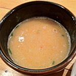 田中商店 - レンゲでスープを茶碗に７杯、そこにまず半分赤オニを投入（写真はその時の状態）。その後徐々に追加していくのがベストの食べ方。2012/4/9