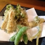 てげてげ - ふきのとうとスナップエンドウの天ぷら