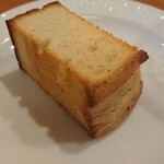 Rukonessansu - 国産小麦の自家製ハーブパン ６面カリカリに焼いており、中はふんわり