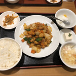 Koshitsu Chuukabarutabe Houdai Kisshougyouzaya - 鶏肉とピーナッツの辛口炒め定食@700円