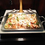 サロン蔦 - 鯛の白ワイン蒸し料理（サーモンでした、海老もたくさん）