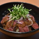 AOI BREWING TAP&GRILL - 牧草牛ステーキ丼　オニオンソース