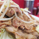 ラーメン二郎 - 豚の厚み