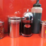 ラーメン二郎 - 卓上調味料