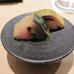 匠 進吾 - 酢〆の鯖にガリを挟み、白板昆布