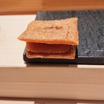 匠 進吾 - 赤酢シャリのお餅で唐墨を挟み