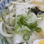 赤飯・和菓子　梅むら - もち玉子うどん　玉子は茹で玉子