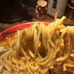 カラシビ味噌らー麺 鬼金棒 - 麺のリフト