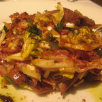 ミオテゾーロ - ホタルイカと遮光たんぽぽのサラダ仕立て　バジリコと黒オリーブのソース