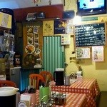 ガムランディー - カウンター席もありますが、店内は狭いです。