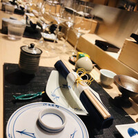 天麩羅とお蕎麦　三輪 - コの字型のカウンター。ドキドキわくわく♡