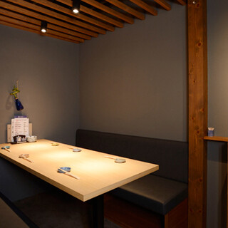 あたたかな照明の落ち着いた店内で、ごゆっくりお寛ぎください