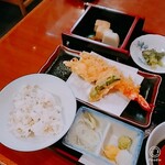 薮伊豆総本店 - ランチ　招き猫ランチ　天ぷら、かまぼこ、煮物、小鉢、そばご飯