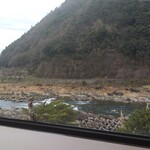 庄川温泉 風流味道座敷 ゆめつづり - 部屋の窓から庄川が見渡せます。