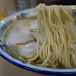 たかはし中華そば店 - コシのある中太麺がスープを引き立てます