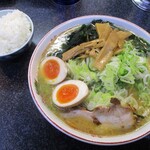 ラーメン 前田家 - ラーメン W 800円 + ネギ110円 ＋ ワカメ 60円 + 煮玉子 110円 ＝ 1,080円（以下 税込）と ライス 140円。　　　　　2020.01.27