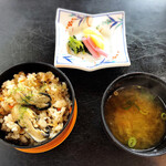 Ikadasou Sanjou - 牡蠣御飯、漬物、お味噌汁