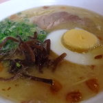 まるたま - こくまろラーメン５００円。ニンニクチップのコクが好き。