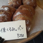 ハナカゴ - ライ麦クルミパン