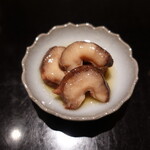 にい留 - 地物の赤なまこ、番茶70℃で火入れしてから土佐酢で、サクッと口の中でかみ切れるほど良い硬さ