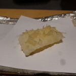 にい留 - 地物のアオリイカ、２週間寝かして３％の塩水で水分を抜いたもの。半生の状態で最高の揚げ具合に感じた。