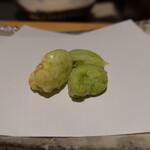 にい留 - 空豆、色と香りを保つため低温だけどさっと揚げる