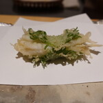 にい留 - 宍道湖の白魚のしそ巻き、中心部はレアで揚げ具合は流石のひとこと。頭は取ってとワタは抜いてあります。