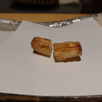 にい留 - 佐賀４Ｌサイズのホワイトアスパラの根元、強めの火入れ(揚げ)で糖分が活性化して甘い