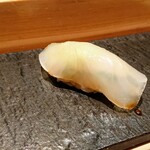 匠 進吾 - カワハギ、肝を挟んで