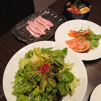 焼肉Garden MISAWA - 本日のサラダと本日の前菜と豚トロ