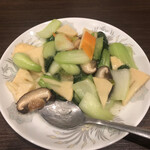 Yuurai - 青梗菜の炒め・・・シャキシャキとした青梗菜は食感も良く、お味はこのお店独特のじょうひんな薄味ですかどニンニクがバッチリです。（華人が少し取り分けた写真でこめんなさい）