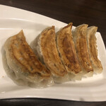 Yuurai - 焼餃子・・・1人前は5個、熱々の状態で提供されます。好感が持てますね。