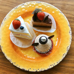 ふらんす菓子　コミネヤ - １皿目。お取置きしてもらった3個はお店のスタンダードを知るにふさわしいラインナップ