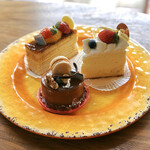 ふらんす菓子　コミネヤ - キャラメルピスタチオ(フィナンシェ土台、ビスキュイ、ピスタチオクリーム、ラズベリー、キャラメルグラサージュ)、バールドール(オレンジ風味のバタークリーム多層みっちり重量あり。キャラメリゼ砂糖のジャクジャクが良い)、ダブルチーズケーキ(マスカルポーネ、バスクフロマージュ、ベイクドチーズケーキ。3層が独立せず調和)