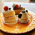 ふらんす菓子　コミネヤ - いちごのショートケーキ、ダブルチョコケーキ(チョコチーズケーキにキャラメルチョコレートクリー厶。フランボワーズソースが少し)、フレンチモンブラン（サクサクの土台にも栗、じゅんわりダマンド、シャンティ、フランス産マロンクリーム）