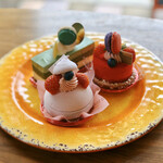 ふらんす菓子　コミネヤ - フレーズショコラ、マッチャ・ブラン、チーズとベリーのタルトレット(サクサクのベイクドフランボワーズチーズタルトにフランボワーズムース、ジュレ、いちごクリームうま！)