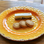 ふらんす菓子　コミネヤ - ニューヨークチーズケーキ(土台のくるみが好印象。濃厚で風味あるチーズクリーム)、塩クッキー(ほんのり塩気のあるクッキー)