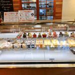 ふらんす菓子　コミネヤ - 終了時のショーケース（月曜15:00）。美粧石（シュークリーム）が全部売れた！