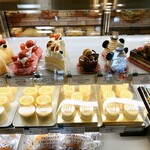 ふらんす菓子　コミネヤ - 開始時のショーケース中央右