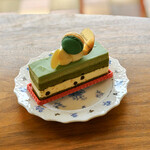 ふらんす菓子　コミネヤ - マッチャ・ブラン(抹茶チョコ、抹茶ムース、抹茶ジェノワーズ、練乳ムース、サクサクパールクラッカンがいい食感。食感の魔術師！)