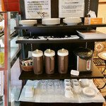 ふらんす菓子　コミネヤ - ドリンクコーナー。ティッシュなども完備。こちらから新しいお皿を持ってショーケースに行きます